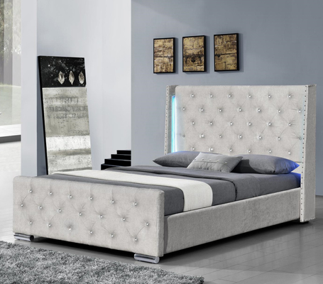 Grauer gepolsterter Bettrahmen in King-Size-Größe mit getuftetem Wingback und Nailhead-Besatz