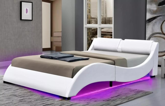 Bett König-Size Soft Upholstered gestaltet PU-Kunstleder-Kurvenverlauf mit LED-Kopfende