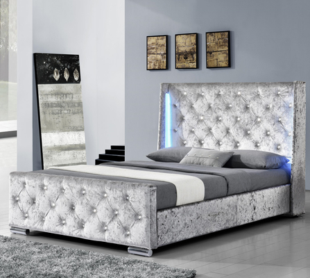 Grauer gepolsterter Bettrahmen in King-Size-Größe mit getuftetem Wingback und Nailhead-Besatz