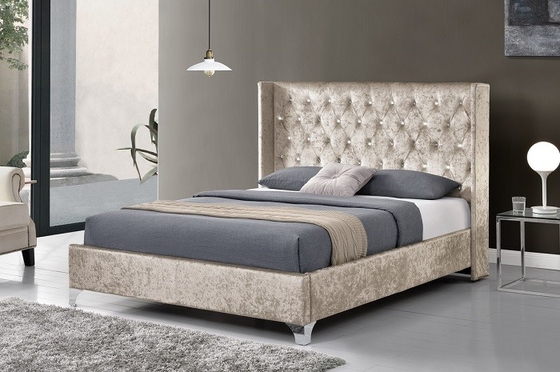 Kingsize Polsterbett mit Kristallknöpfen
