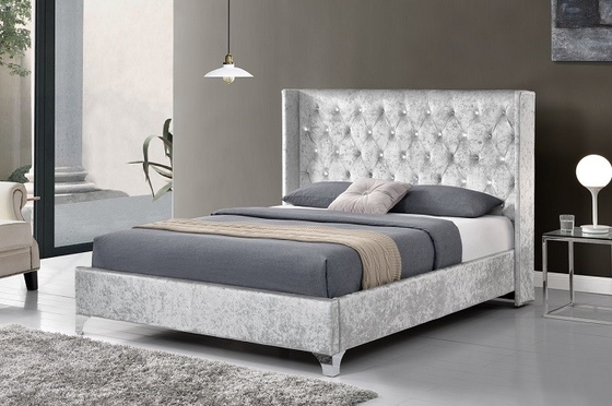 Kingsize Polsterbett mit Kristallknöpfen