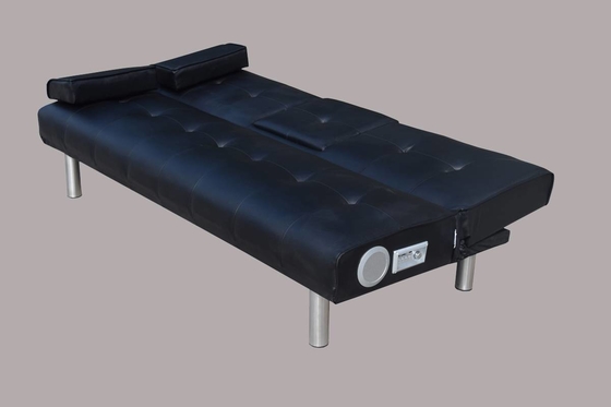 Ein klappbares Sofa, das in verschiedenen Farben erhältlich ist und in ein Bett verwandelt werden kann.